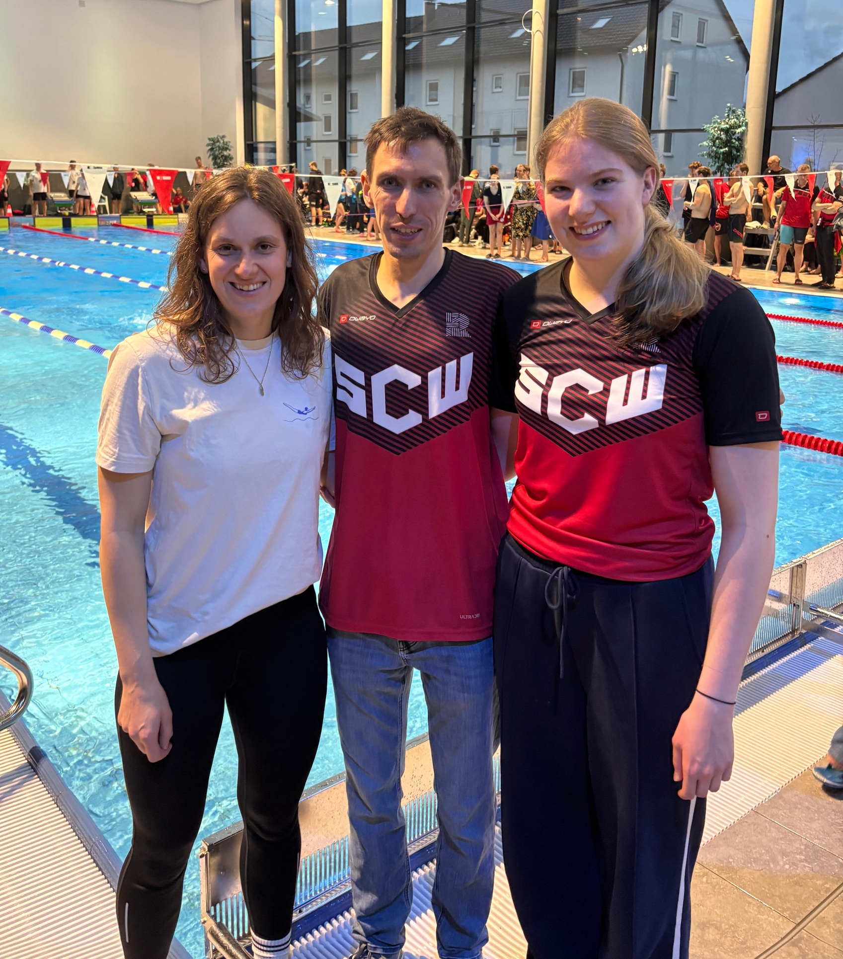 Drei Schwimmer im Schwimmbad